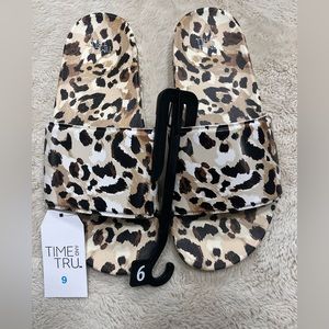 Time and Tru Women’s Size 9 New Pool Slides